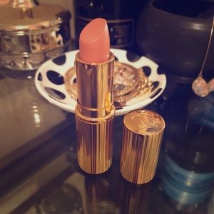 Charlotte Tilbury— K.I.S.S.I.NG. Bitch Perfect